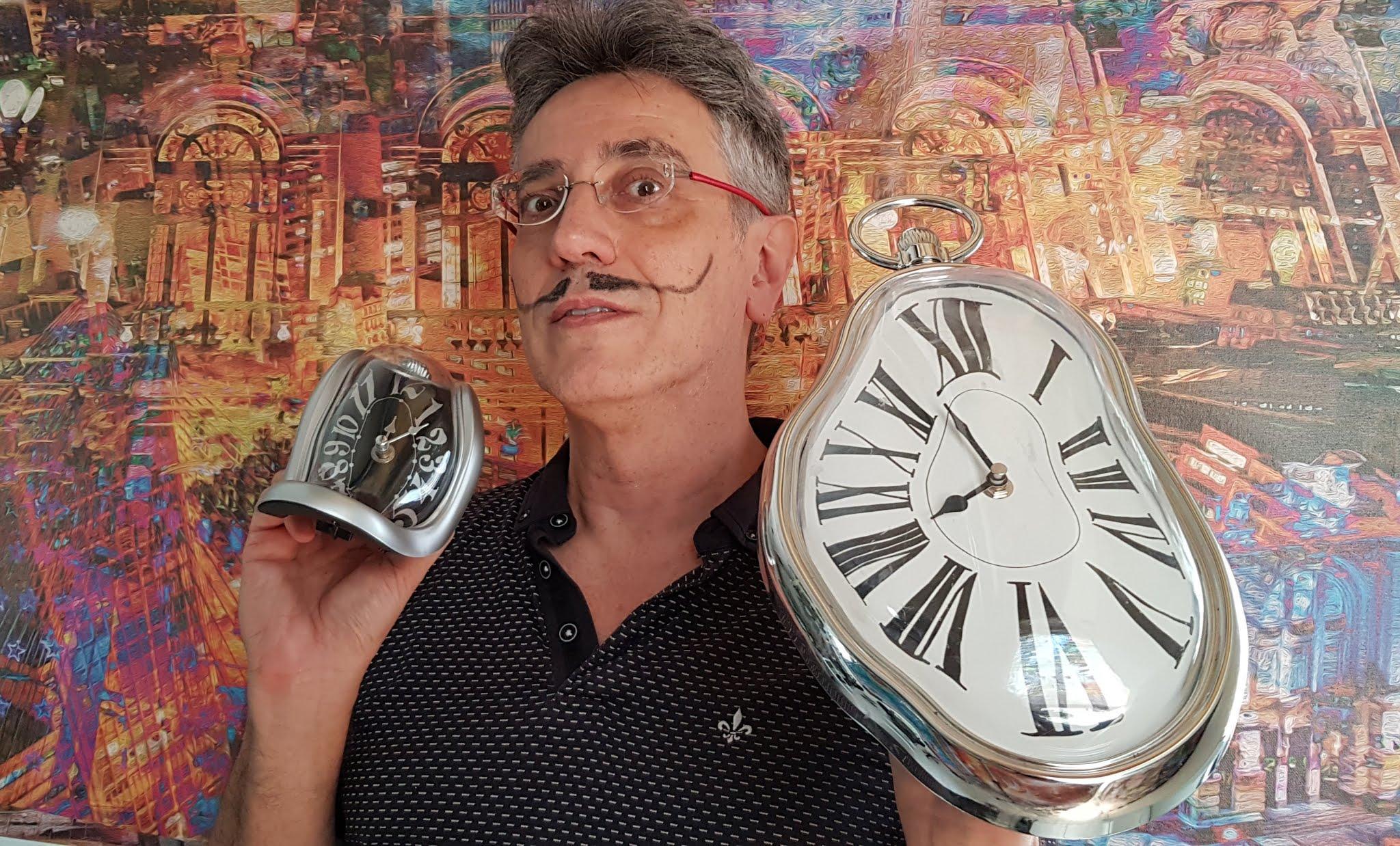 Slow Art - O Que É Bom Leva Tempo O Artista Henrique Vieira Filho homenageia Salvador Dali, tendo ao fundo a sua obra Polimetropolis