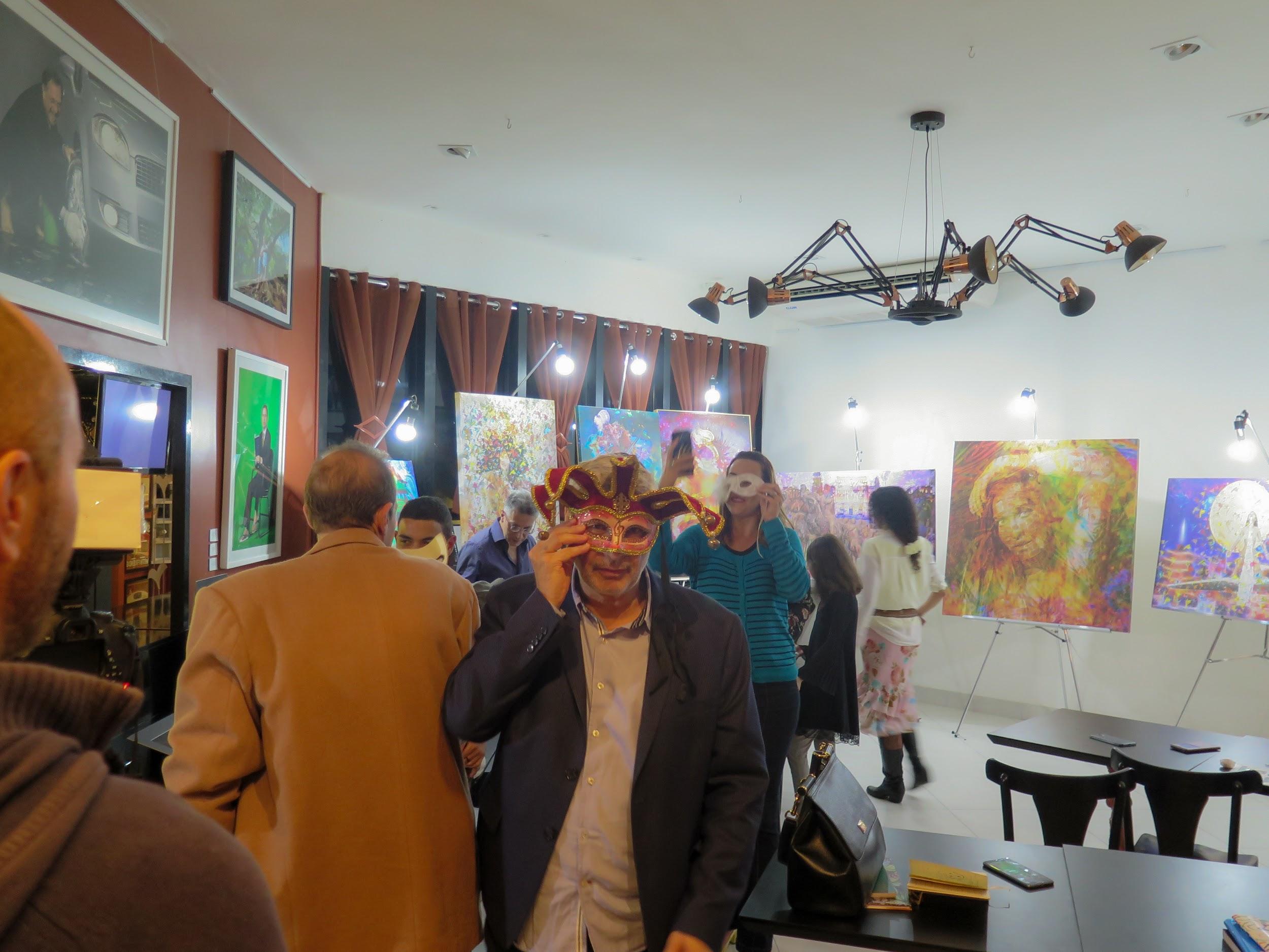 Henrique Vieira Filho coordena dinâmica de imaginação com o uso de máscaras teatrais. 