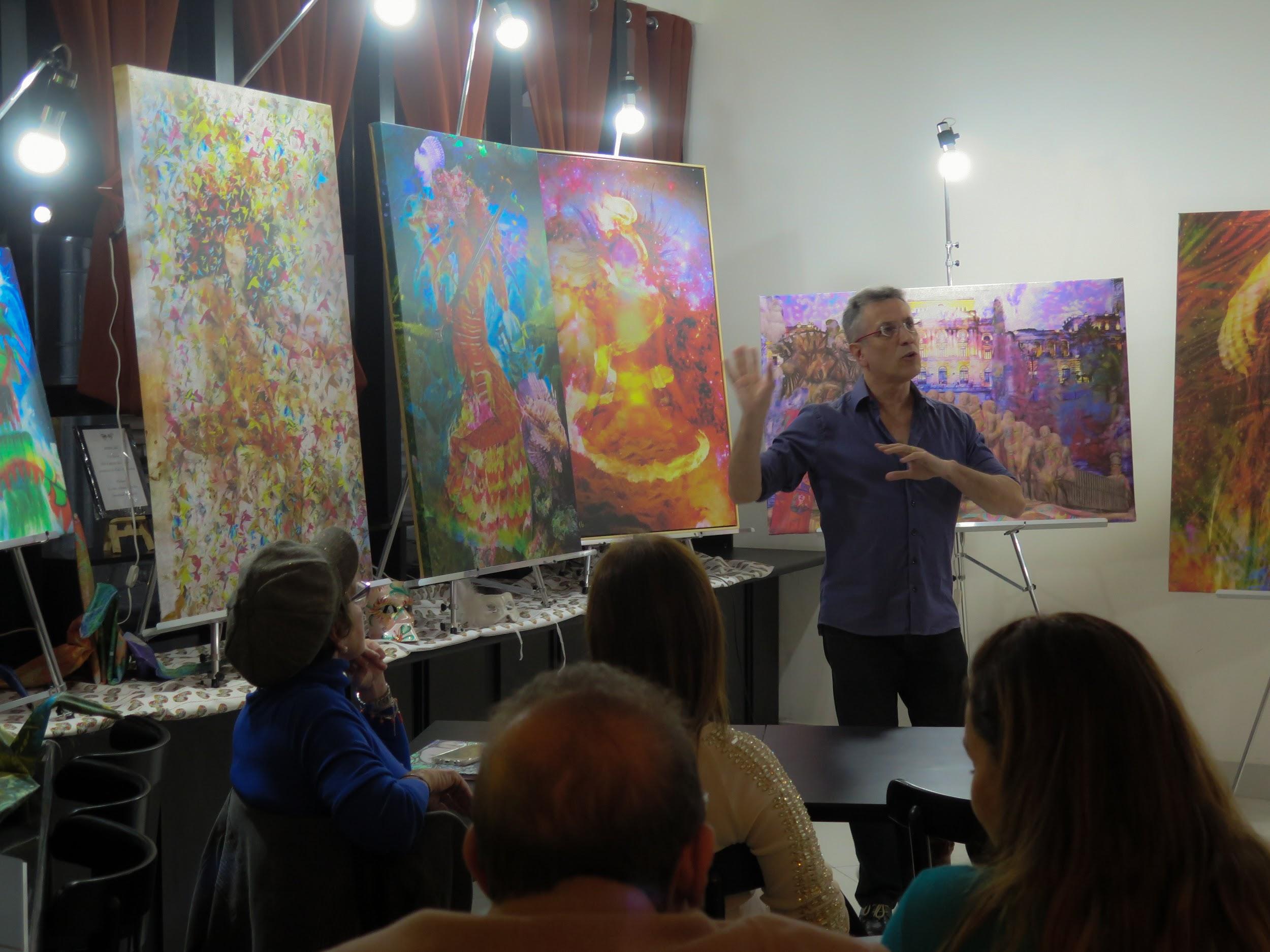 O Artista e Psicanalista Henrique Vieira Filho coordenando a vivência em que as pinturas atuam como espelho das emoções de quem as aprecia.