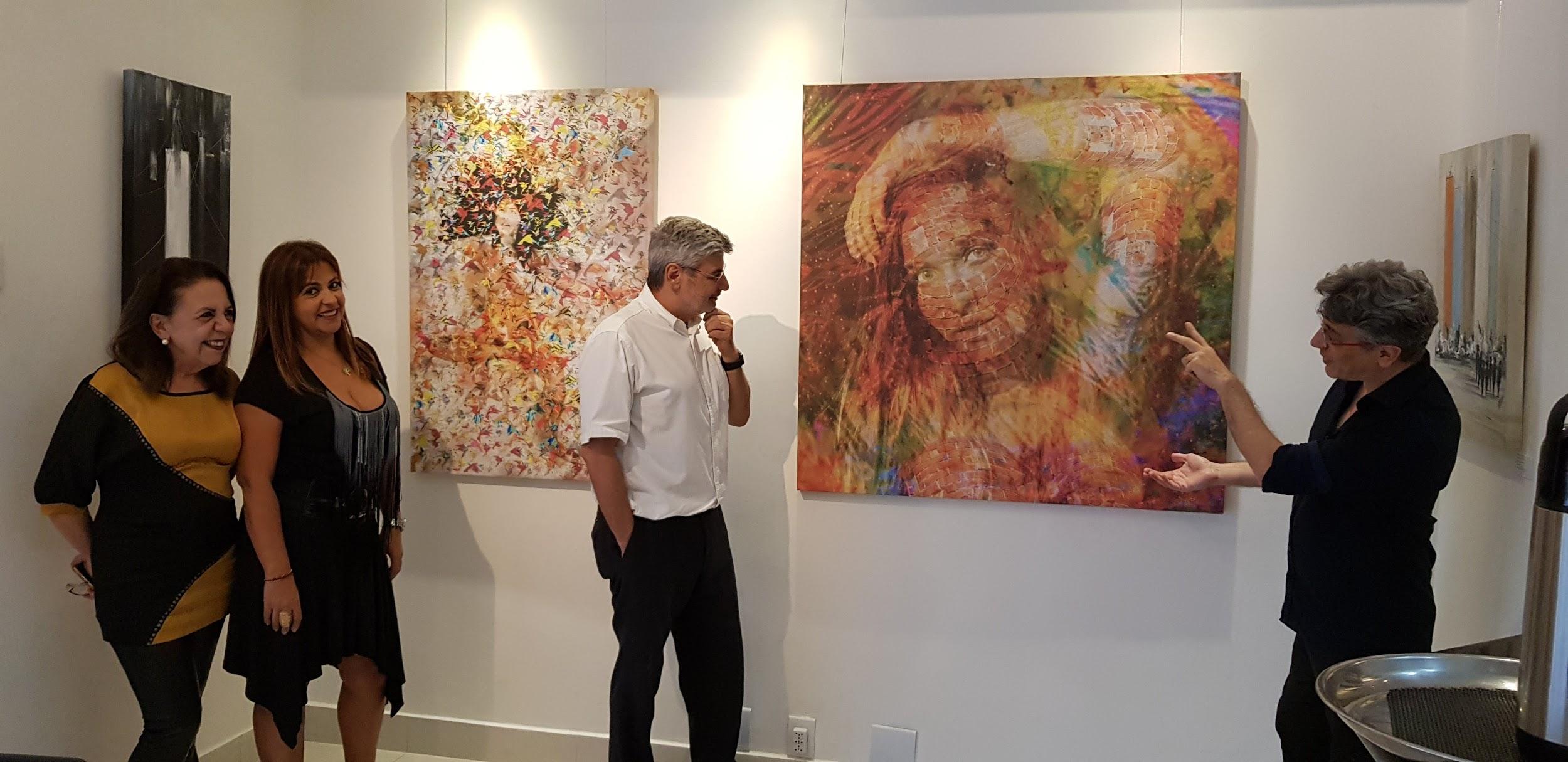 O Artista e Psicanalista Henrique Vieira Filho coordenando a vivência em que as pinturas atuam como espelho das emoções de quem as aprecia.