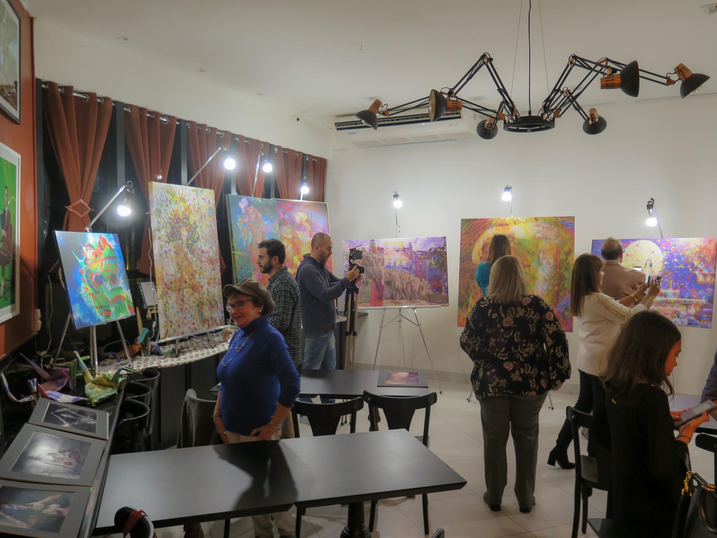 Público do Workshop de Henrique Vieira Filho selecionando dentre suas obras por critérios emocionais e, até mesmo, aleatórios, como o sorteio